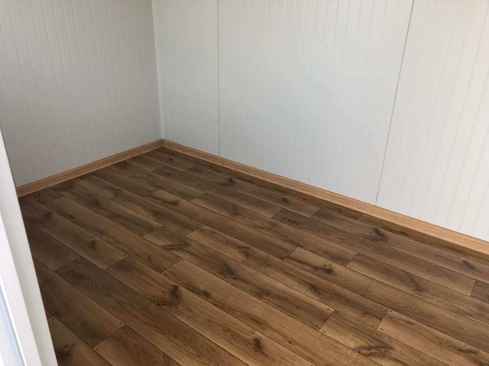 Contenedor de oficina de 5×2,20 con instalaciones sanitarias