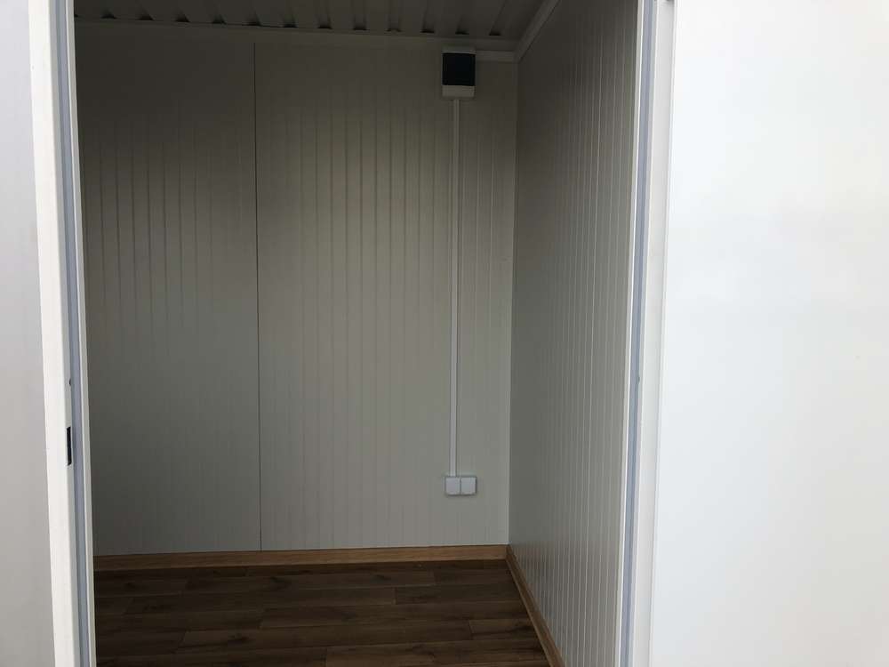 Contenedor de oficina de 5×2,20 con instalaciones sanitarias